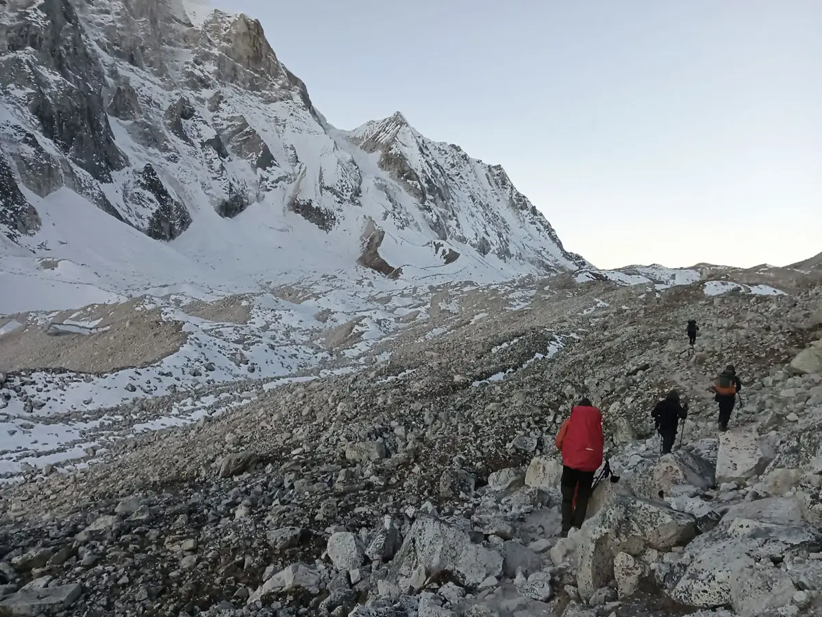 Walking towards Larke pass